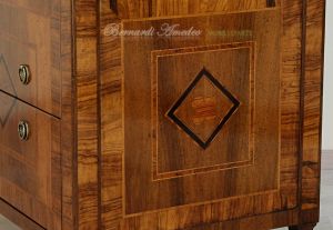 Riproduzione di mobile cassettiera in stile neoclassico costruito artigianalmente in legno massello e intarsiato in noce e ulivo